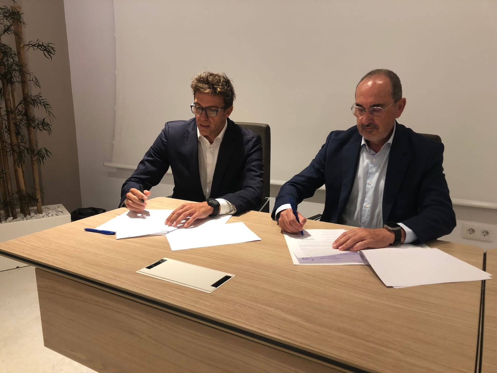 Firma del convenio Jorge Gutiérrez (Deloitte) y Manuel Valle (EFCA)