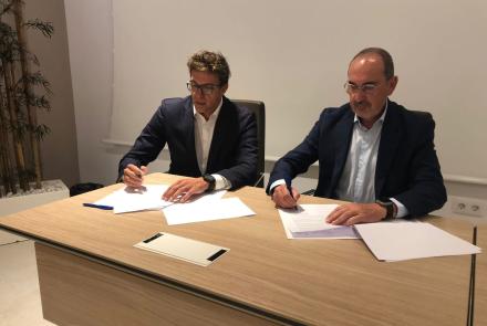 Firma del convenio Jorge Gutiérrez (Deloitte) y Manuel Valle (EFCA)